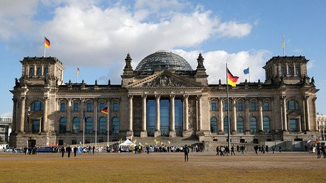Chinese tourists arrested in Berlin for Nazi salute at Reichstag 