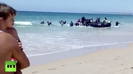 Boat full of migrants shocks sunbathers on Spanish beach (VIDEO)