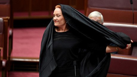 Right-wing Aussie senator wears burqa in parliament calling for ban (VIDEO)