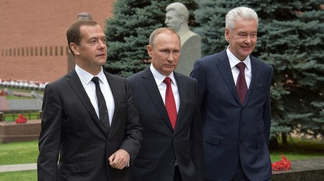 PM Medvedev closest to Putin in fresh rating of influential Russian politicians