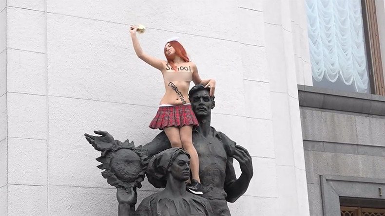 Topless FEMEN activist mounts statue in protest outside Ukraine parliament (VIDEO)