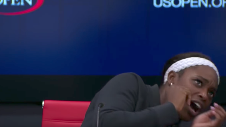 Sloane Stephens falls off her chair swatting a fly at US Open press conference (VIDEO)