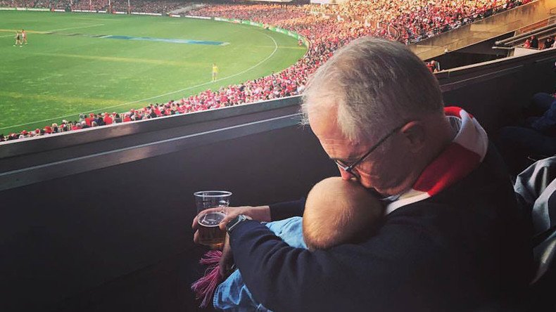 Aussie PM defends baby & beer photo after online uproar (PHOTO)