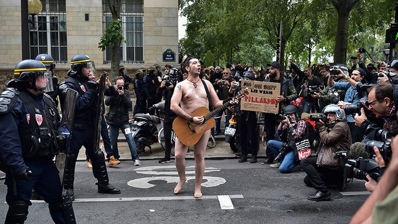 Naked guitarist seizes moment of fame amid violence of Paris labor protest (PHOTOS, VIDEOS)