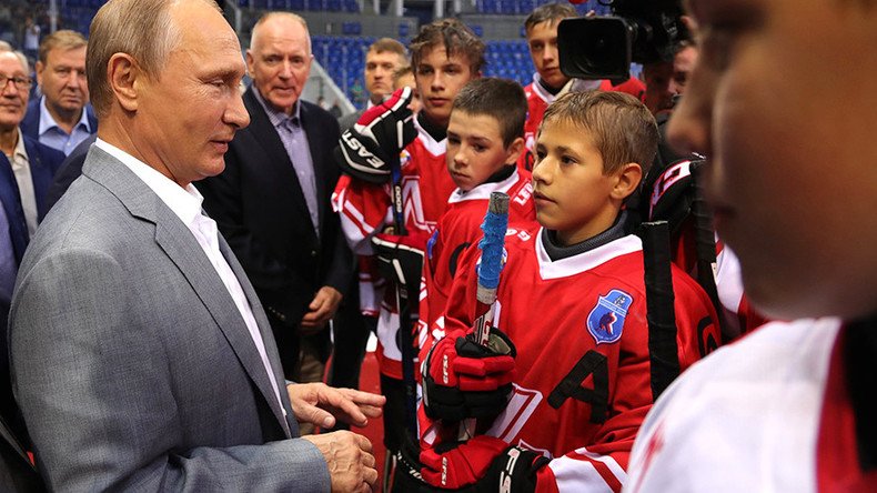 Putin & the puck: Russian president attends junior hockey match with ‘Super Series’ legends