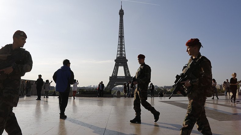 Man with knife attacks soldier in Paris