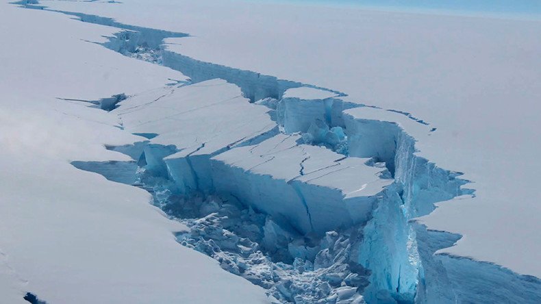 Larsen B part 2? Monster iceberg drifts further from Antarctic shelf (SATELLITE IMAGES)