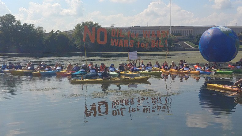Kayaking activists protest ‘petroleum wars’ outside Pentagon (VIDEO)