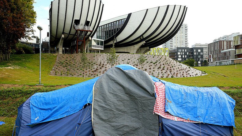 Migrants shut down French university campus (VIDEO)