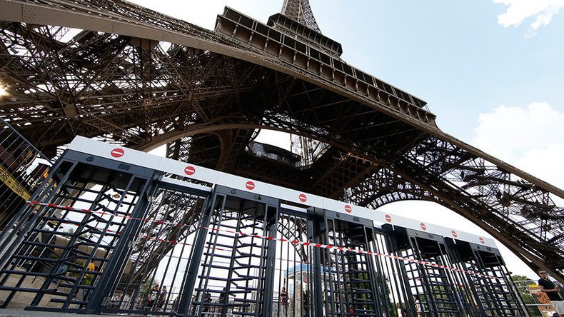 Eiffel Tower goes bulletproof: France ups security at iconic site (PHOTOS)