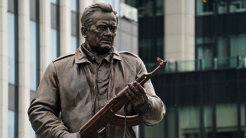 Monument to Kalashnikov & iconic firearm unveiled in Moscow (VIDEO)