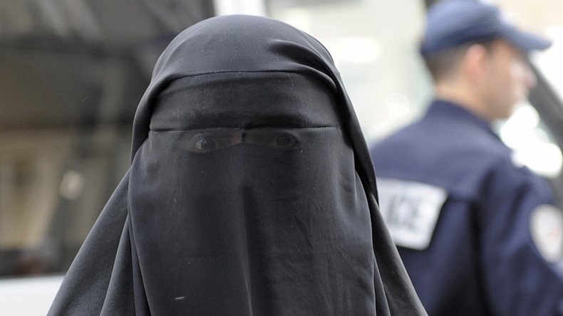 Show your face or face a fine: Austrian authorities distribute flyers about burqa ban