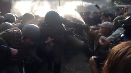 Ukrainian nationalists battle police outside court after anti-Maidan activists declared ‘not guilty’
