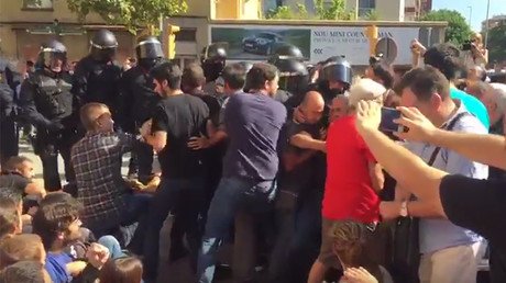Clashes with police in Catalonia as authorities make arrests in referendum crackdown (VIDEOS)