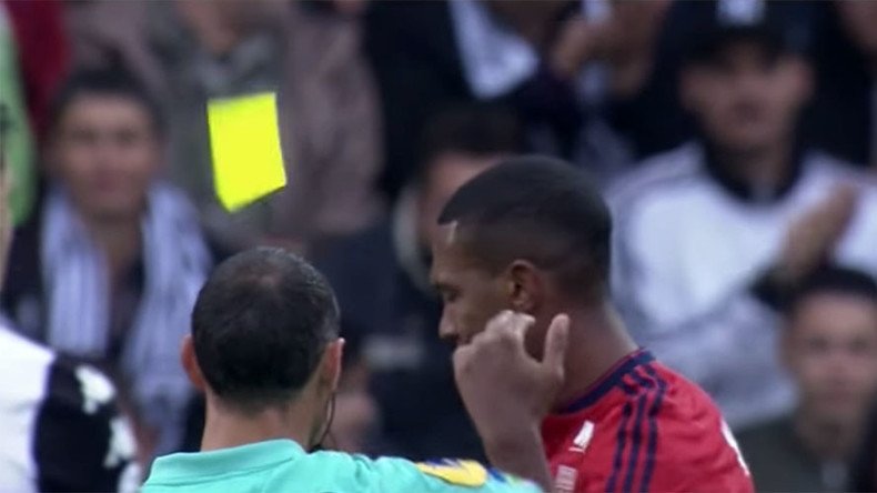 Brazilian footballer accidentally flicks yellow card from ref’s hand, gets sent off (VIDEO)