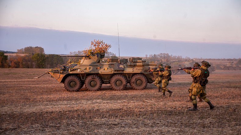 Russian troops & heavy hardware honing skills in tactical war game (PHOTOS, VIDEO)