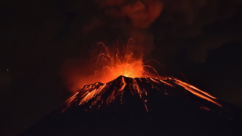 Multiple explosions at Mexican volcano put citizens on alert (VIDEOS)