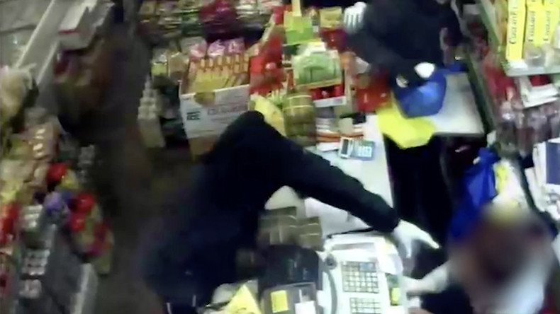 Thugs spray acid into shopkeeper’s mouth in London robbery (VIDEO)
