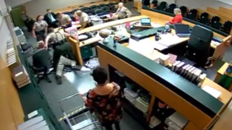 Suspect charges at clerical assistant as court appearance goes awry (VIDEO)