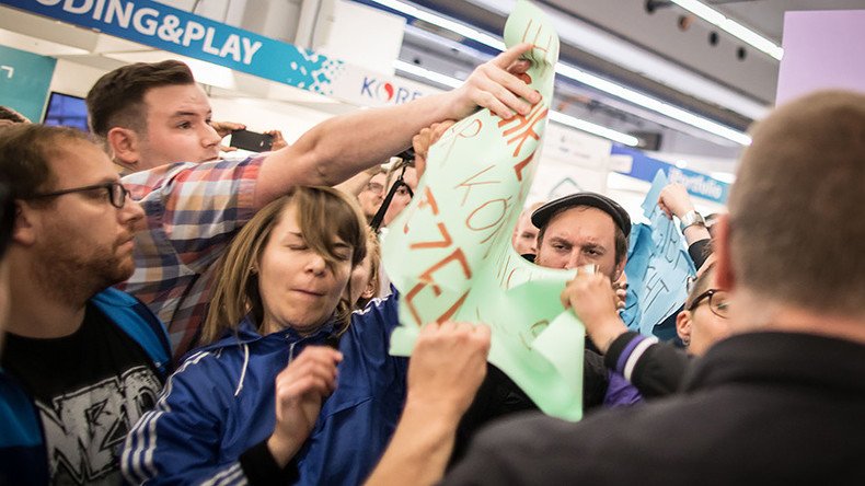 Bedlam over books: Left- & right-wing activists face off at Frankfurt fair (VIDEO)