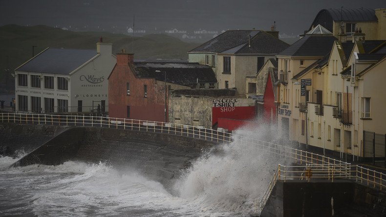 Storm Ophelia kills 3 as hurricane-force winds spark national emergency in Ireland (VIDEOS)