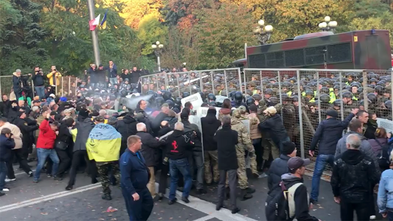 Police clash with protesters camped outside Ukrainian parliament (VIDEOS)