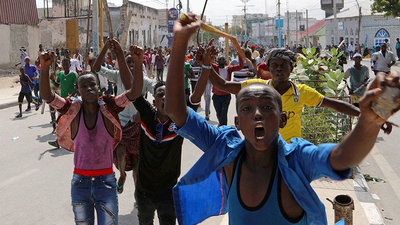 1,000s protest Somalia's deadliest attack, reportedly staged in revenge for govt & US joint raid