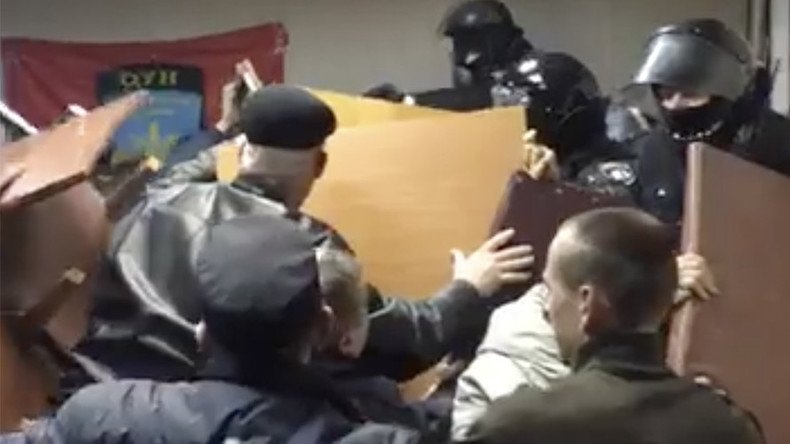 Police storm Kiev court occupied by nationalists, force way through barricades (VIDEOS)