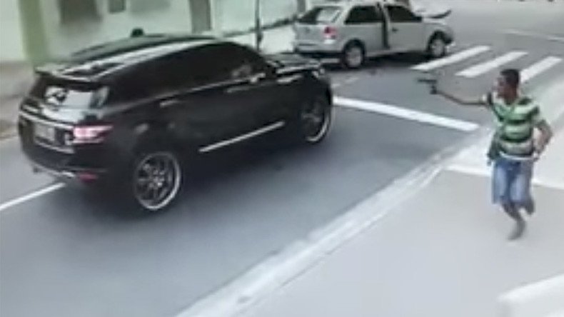 Brazil international goalkeeper carjacked at gunpoint in Rio (VIDEO)