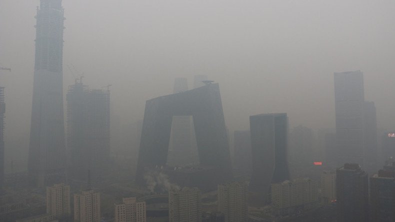 ‘Pollution season on’: Smog shrouds Beijing & suburbs, causes roads closures (PHOTOS, VIDEO) 