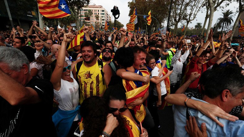 Crowd in Barcelona erupts in cheering as Catalan parliament declares independence (VIDEO)
