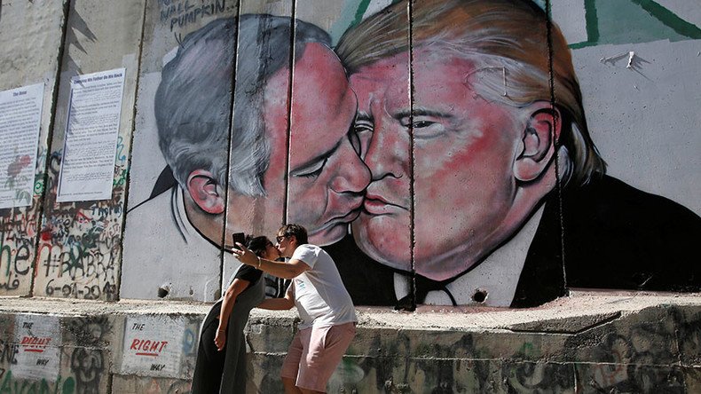 Kissing Trump & Netanyahu mural appears on West Bank wall 