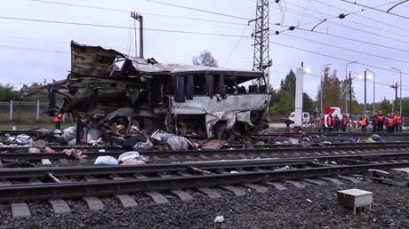 Train cuts school bus in two in southern France, at least 4 children dead (VIDEO)