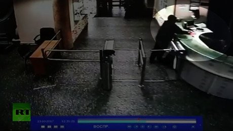 Footage of Moscow journalist's attacker passing security at radio station before stabbing (VIDEO)