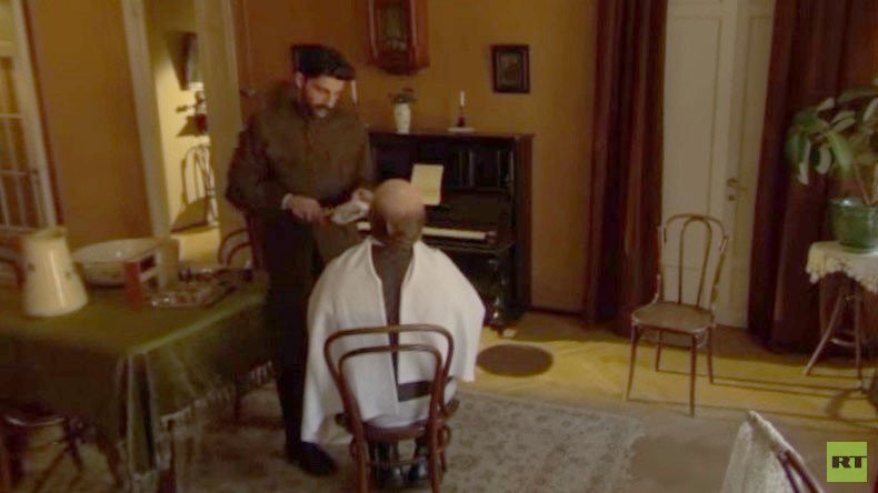 #1917LIVE: Stalin shaves Lenin’s beard, plays piano in panoramic video