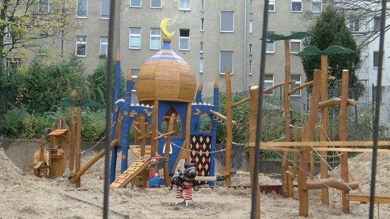 Islamic or oriental? Berlin playground topped with crescent moon sparks controversy (VIDEO)