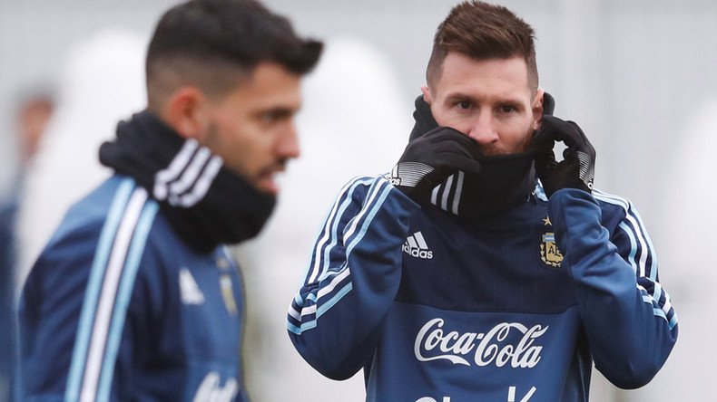 Messi mistakes fellow Argentine player for fan in embarrassing photo fail  