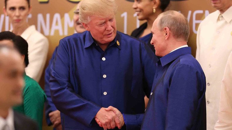 Anticipated Putin-Trump meeting realized with handshake in Vietnamese attire (VIDEO) 