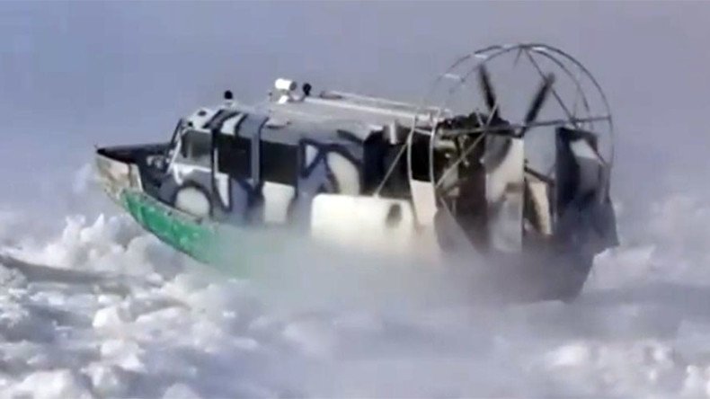 Not cold enough in Russia: Airboats brave ice drifts to cross river in Far East (VIDEO)