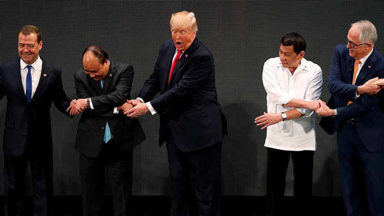Trump’s all fingers & thumbs: US leader confused by ASEAN group handshake aimed at showing unity