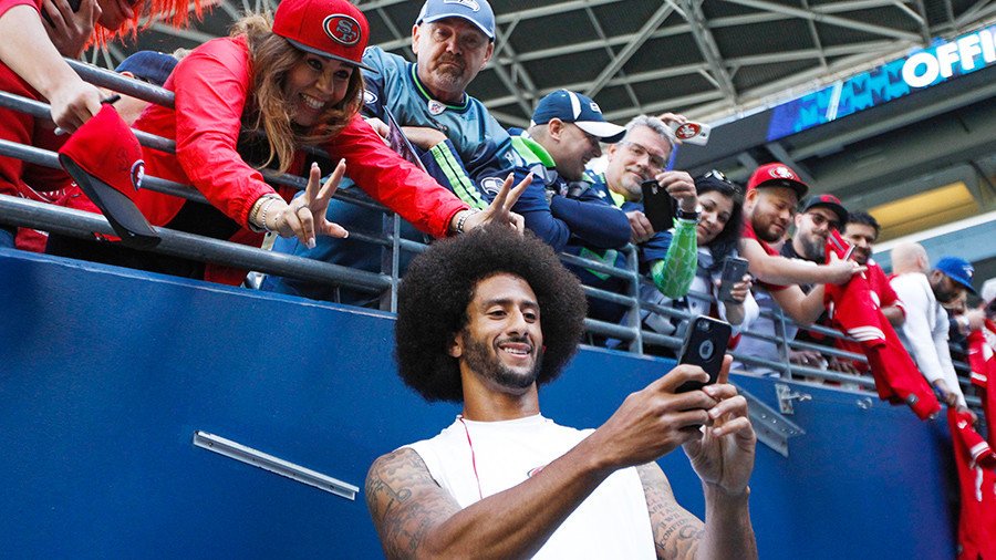 Fans all noticed this Minnesota Vikings supporter staring at a Philadelphia  Eagles spectator in yoga pants