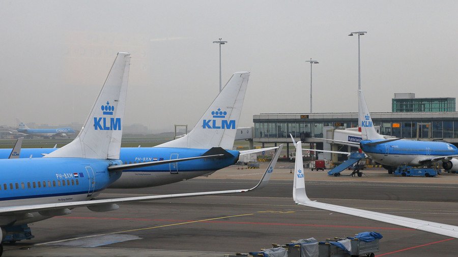 Shock horror: Passenger plane hit by lightning in skies above Amsterdam (VIDEO)