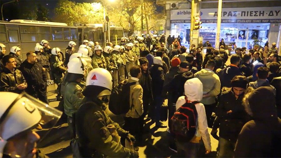 Greek police block dozens of refugees from leaving Thessaloniki for Macedonian border (VIDEO)
