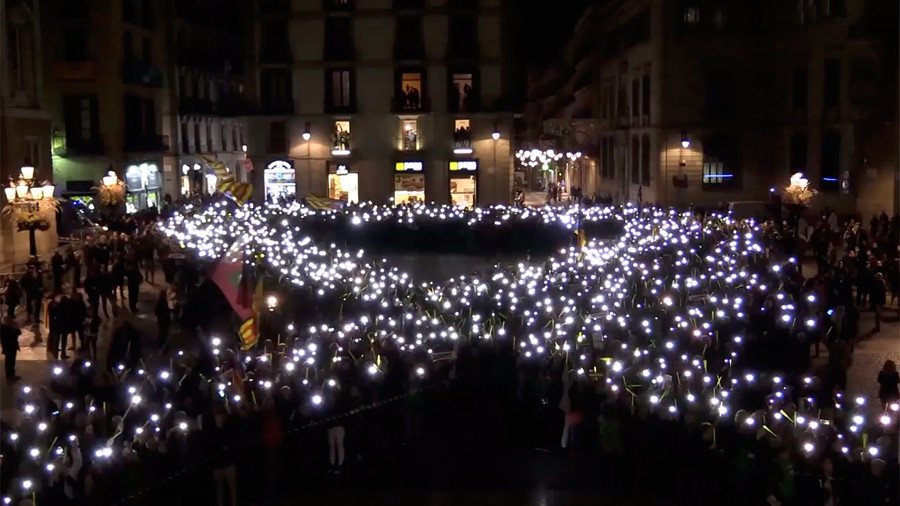 Barcelona square lit up as hundreds demand freedom for jailed Catalan politicians (VIDEO)