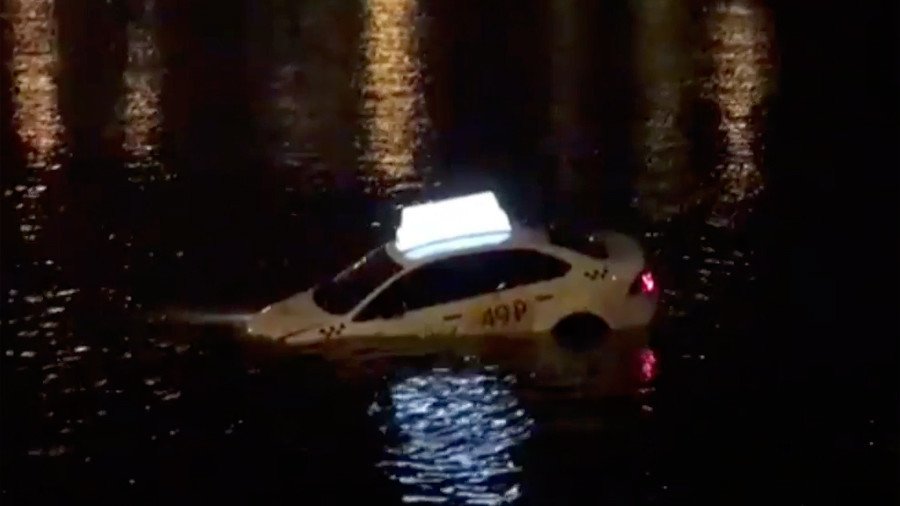 Shortest route? Taxi spotted floating in St. Petersburg canal (VIDEO)