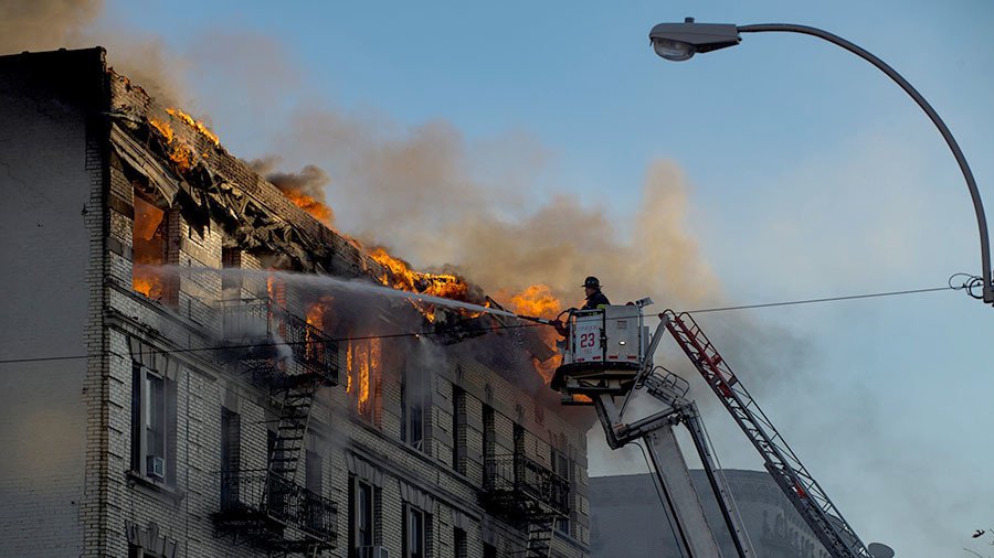 Flame-engulfed apt building in Manhattan may collapse at any moment (VIDEO)