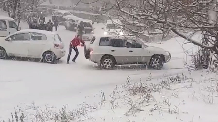 Heavy snowfall causes hundreds of car accidents in Russia’s Far East (PHOTOS, VIDEO)