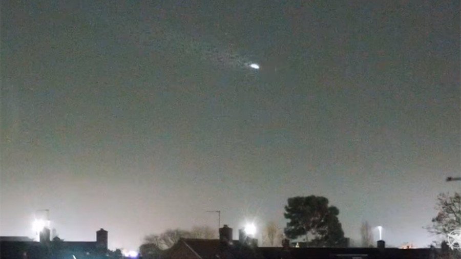 Fireball soars over Heathrow Airport (VIDEO)