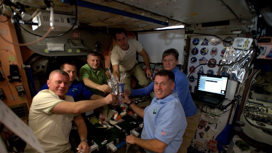 Space Turkey: ISS crew give crash course in making Thanksgiving dinner (VIDEO)