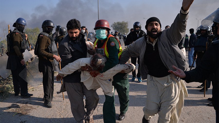 Pakistani govt calls in army to disperse Islamist protesters after 200 injured in clashes (VIDEO)